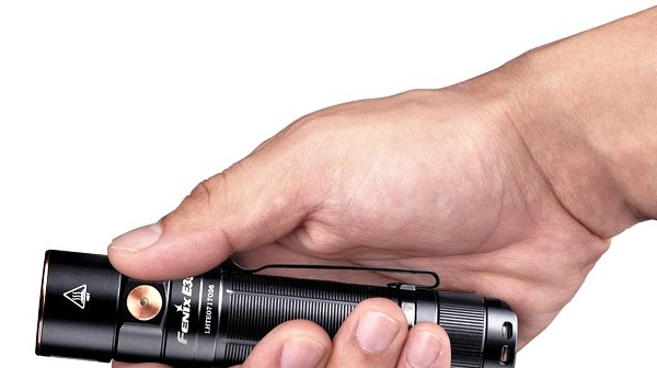 Recenze outdoorové nabíjecí LED svítilny Fenix E35 V3.0