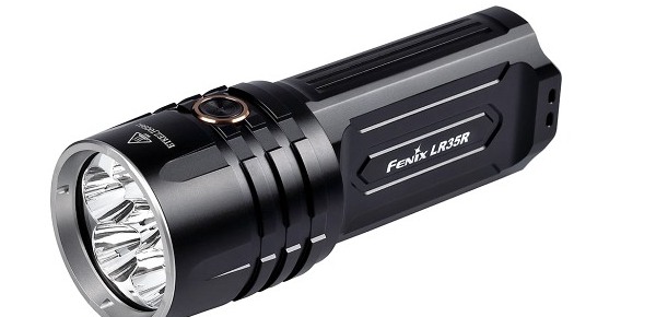 Recenze výkonné LED svítilny Fenix LR35R